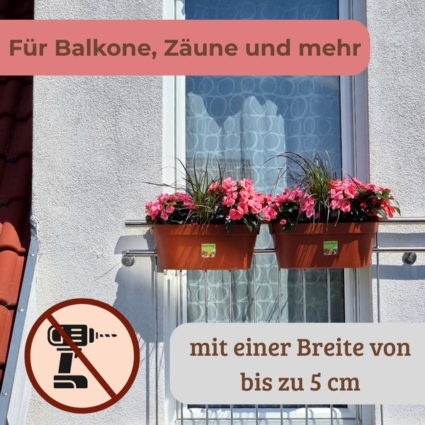 Zwei braune GarPet Balkonkästen mit rosa Blumen an einem Metallgeländer befestigt, ohne Bohren, für Balkone und Zäune bis 5 Zentimeter Breite.