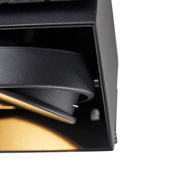 Detailansicht eines schwarzen verstellbaren Strahlers mit goldfarbenem Reflektor.
