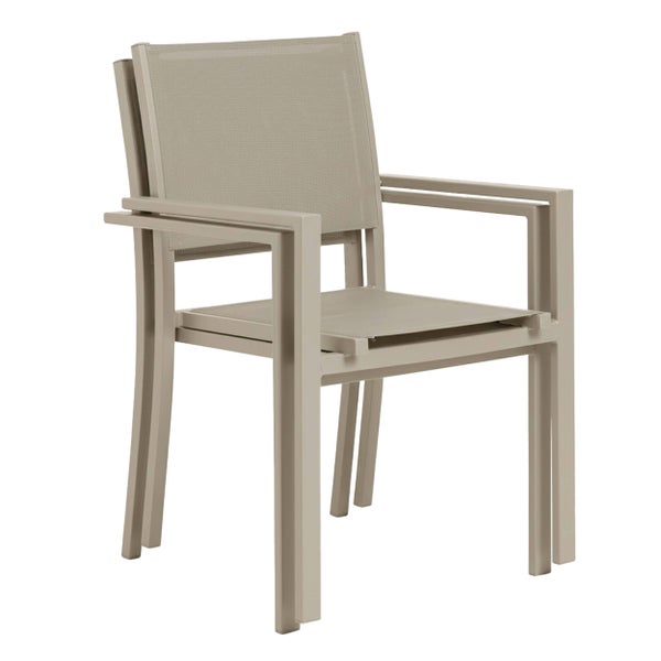 Zwei gestapelte Gartenstühle mit Aluminiumrahmen und Textilbespannung an Sitz und Rückenlehne, mit Armlehnen.