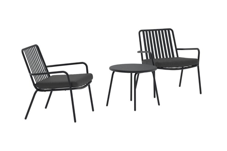 Modernes Gartenmöbel-Set bestehend aus zwei Sesseln aus Metall mit Sitzkissen und einem runden Beistelltisch.