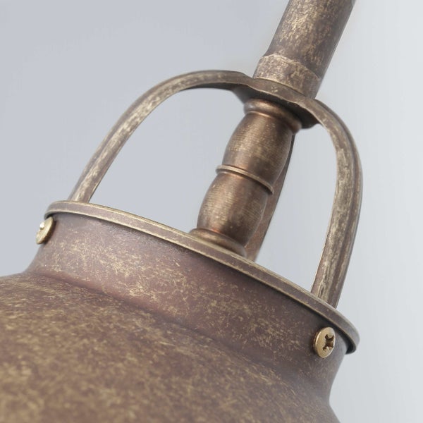 Detailansicht einer bronzefarbenen Leuchte