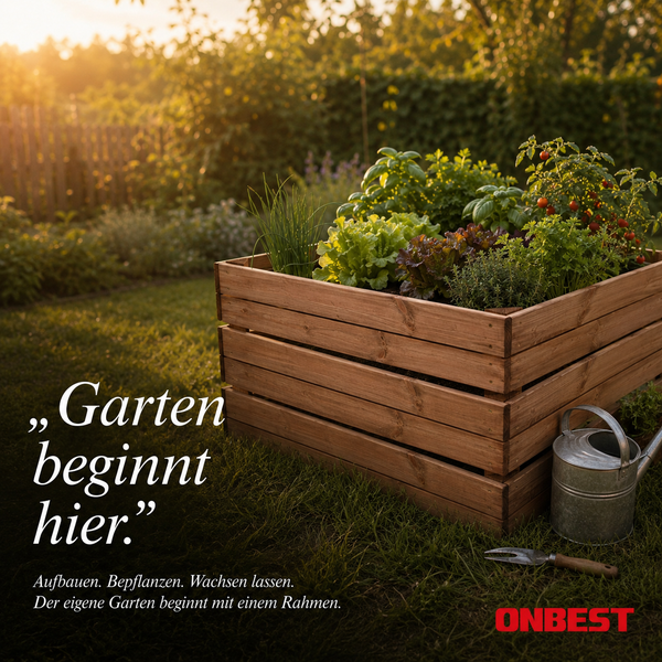 Hölzernes Hochbeet auf einem Rasen, bepflanzt mit Kräutern und Gemüse, daneben eine Gießkanne aus Metall und ein Gartenwerkzeug. ONBEST Logo.