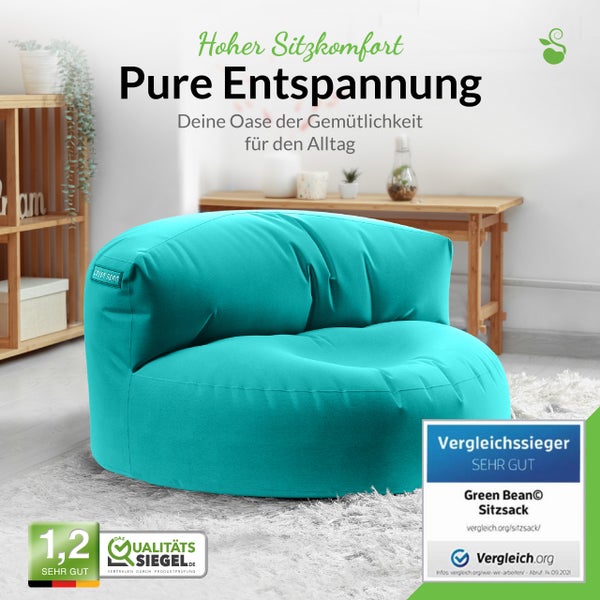 Türkisfarbener Sitzsack im Wohnzimmer mit Regalen und Tisch