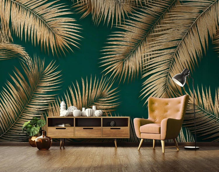 Dekoratives Wohnzimmer mit goldenem Palmenmuster an der Wand, einem Holzschrank, einem Sessel und einer Stehlampe.