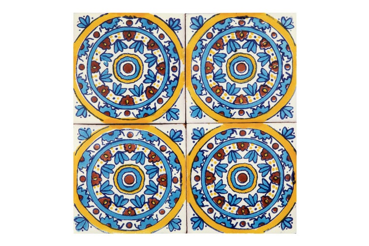 Vier dekorative Fliesen mit floralem Muster