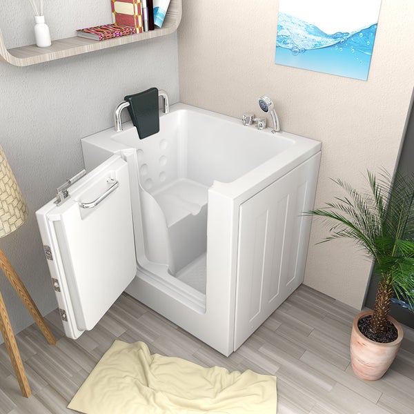 Begehbare Badewanne mit offener Tür, Sitz und Handbrause in einem hellen Badezimmer.