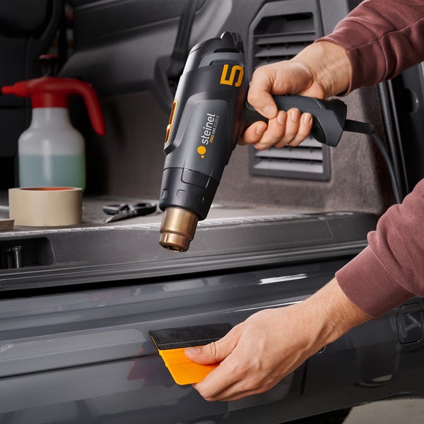 Detailansichten der Funktionen eines Heissluftgeräts, einschliesslich optimierter Gewichtsverteilung, stufenloser Temperatureinstellung, dreistufigem Gebläse und Aufhängevorrichtung