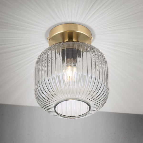 Deckenleuchte aus Glas mit gerippter Oberfläche und goldfarbener Halterung.