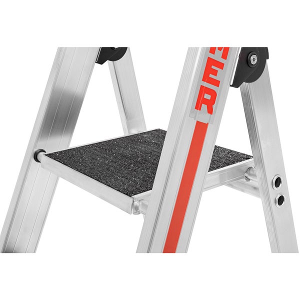 Detailansicht einer Trittleiter aus Aluminium mit rutschfester Stufe