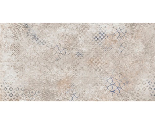 Rechteckige Fliese mit ornamentalen Vintage-Mustern im Patchwork-Stil und verwitterter Optik.