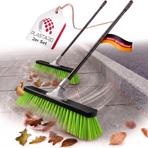 Zweiteiliges Kehrbesen Set mit Stiel für die Bodenreinigung im Außenbereich mit Made in Germany Qualitatssiegel und Plastard Logo.