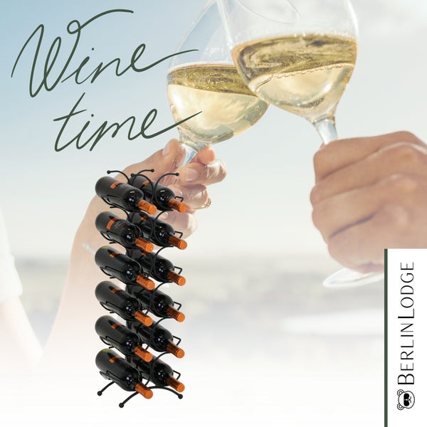 Schwarzes Weinregal aus Metall mit Weinflaschen vor einem Hintergrund mit anstoßenden Weingläsern und dem Schriftzug Wine time.