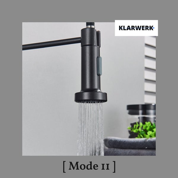 Küchenarmatur-Brausekopf von Klarwerk mit aktiviertem Brausestrahl. Klarwerk Logo.
