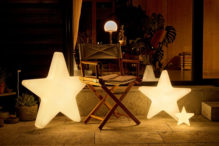 Detailaufnahme eines beschneiten Weihnachtsbaums mit 687 Zweigen