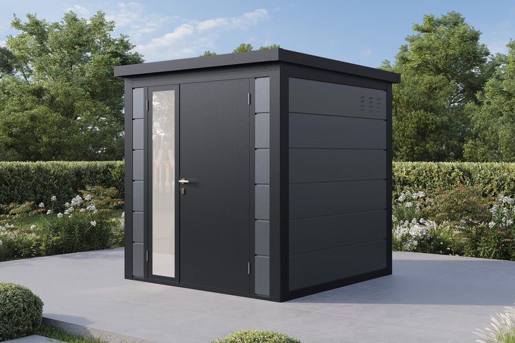 Modernes Gartenhaus mit Flachdach, Einzeltür mit Glasausschnitt und Lüftungsschlitzen in einem Garten auf einer Terrasse.