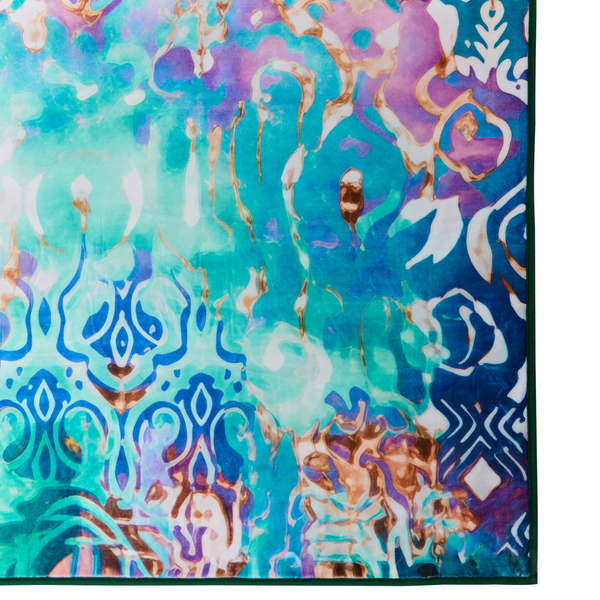Textil mit abstraktem Muster, Ikat- und Damast-Elementen sowie geometrischen Motiven.