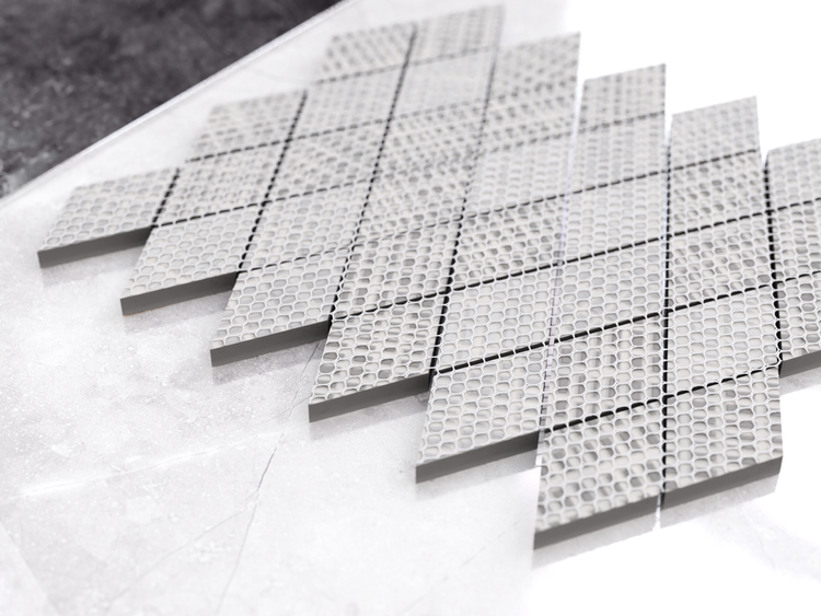 Mosaikfliesenmatte mit rautenförmigen Fliesen und Netzrückseite für eine einfache Verlegung.