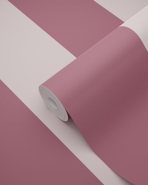 Vliestapete gestreift in Altrosa und Beige, Rolle teilweise ausgerollt