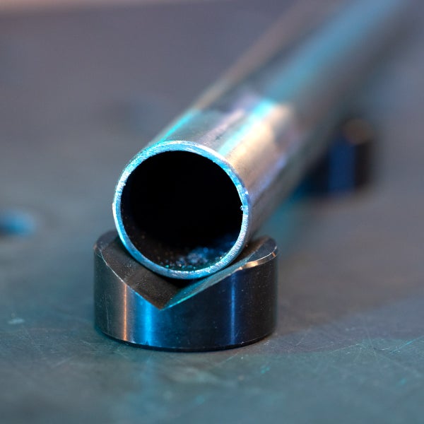 Metallrohr auf einer V-förmigen Halterung