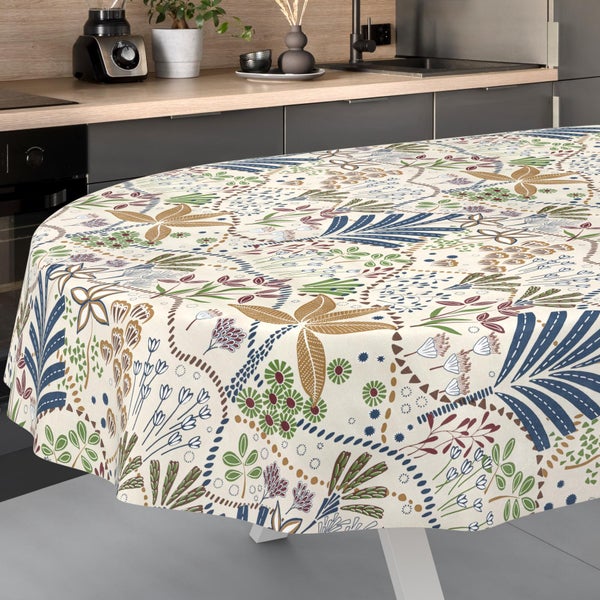 Runde Tischdecke mit botanischem Muster auf einem Tisch in einer modernen, hellen Küche.
