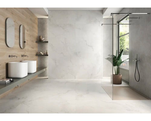 Helles Badezimmer mit Waschbecken, Spiegeln und Dusche