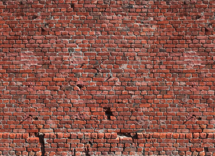 Rustikale Mauer aus Ziegelsteinen mit sichtbaren Mörtelfugen.