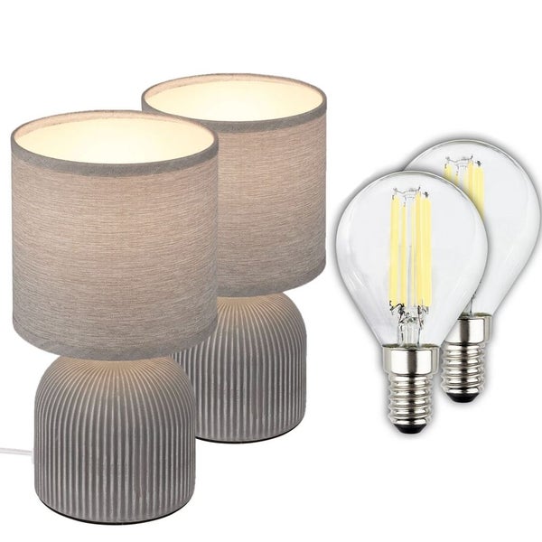 Set aus zwei Tischleuchten mit grauem Keramikfuß in Rillenoptik, grauem Textilschirm und zwei passenden LED Leuchtmitteln.