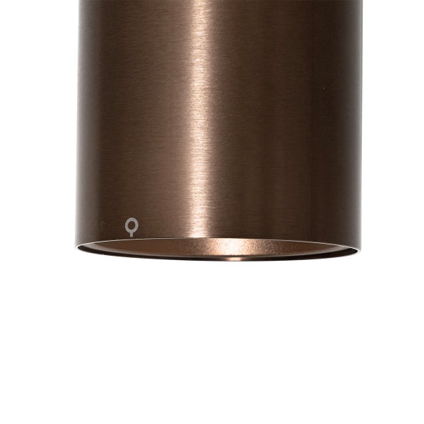 Detailansicht einer bronzefarbenen Deckenleuchte