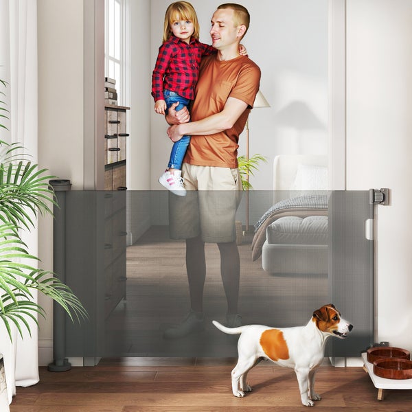 Aufrollbares Schutzgitter für Kinder und Haustiere im Innenbereich, gezeigt in einer häuslichen Umgebung mit Familie und Hund