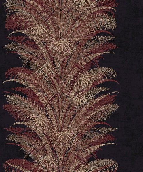 Dekoratives Interieur mit Sessel, Beistelltischen und gemusterter Tapete