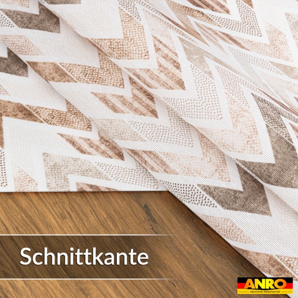 Tischdecke mit Zickzack-Muster in Braun und Beige, Nahaufnahme der Schnittkante auf Holz. ANRO Logo.