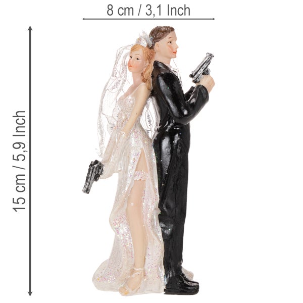 Tortenfigur Hochzeitspaar Braut und Bräutigam mit Spielzeugpistolen, Höhe 15 Zentimeter, Breite 8 Zentimeter.