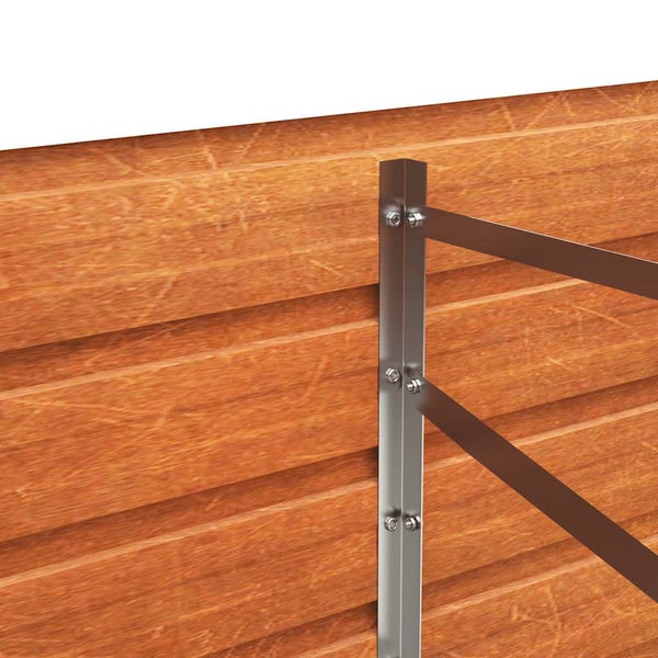 Detail einer Metallbefestigung an einer Holzwand mit sichtbaren Schrauben.