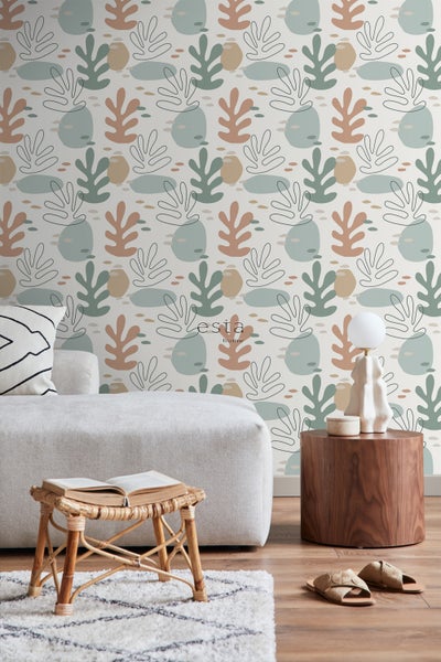 Wohnraum mit gemusterten Tapeten, Sofa, Tisch und Dekorationen für eine gemütliche Atmosphäre