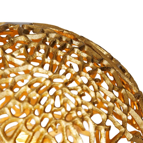 Detailansicht einer goldenen Lampe mit filigranem, durchbrochenem Muster.