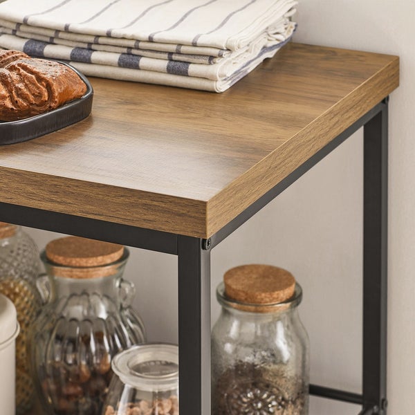 Detailansicht eines Regals mit Holzplatte und verschiedenen Vorratsgläsern.