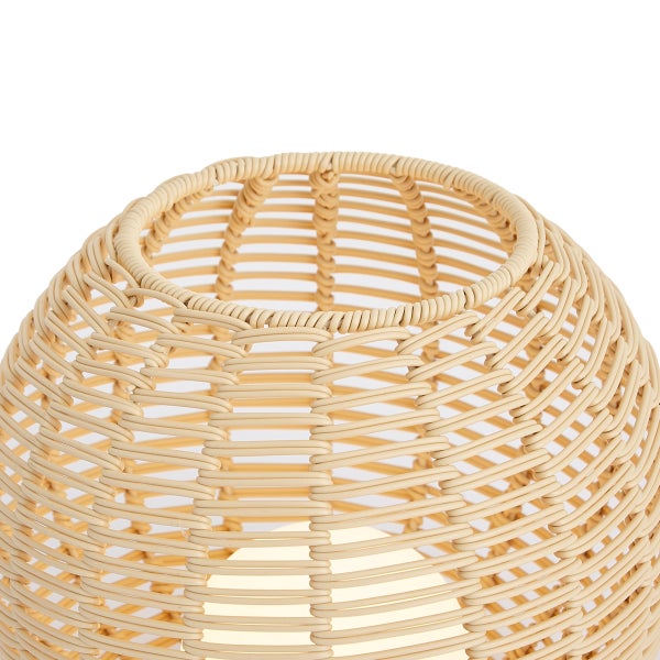 Detailaufnahme eines geflochtenen Lampenschirms aus Rattan mit sichtbarem Leuchtmittel im Inneren