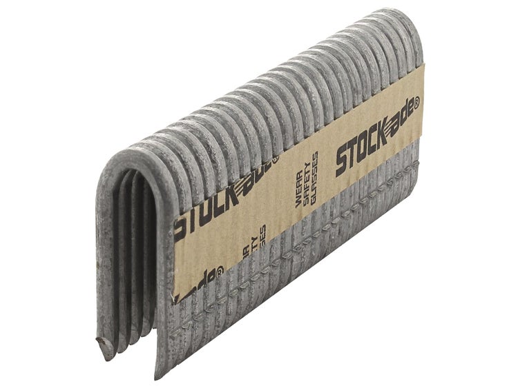 Streifen verzinkter Zaunklammern mit geriffelten Schenkeln. Stockade Logo.