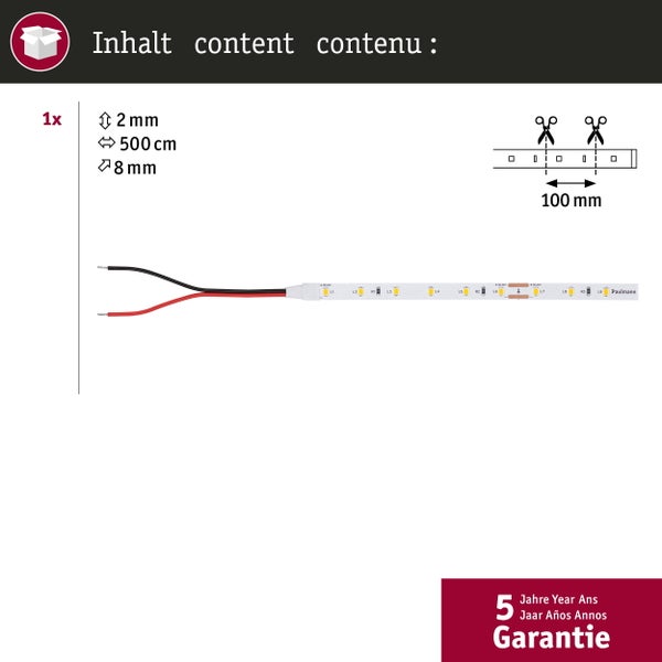 Modern gestalteter Flur mit Akustikpaneelen aus Holz, integrierter LED Beleuchtung, Garderobenhaken und einer Sitzbank mit Schubladen.