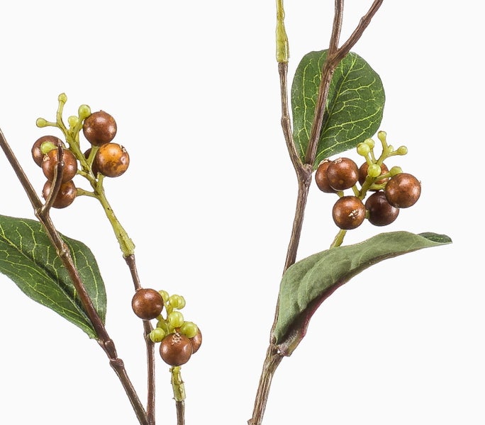 Künstlicher Dekozweig mit grünen Blättern und braunen Beeren.