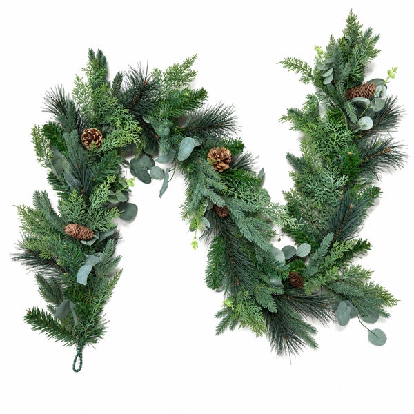 Künstliche Tannengirlande mit Tannenzapfen und Eukalyptusblättern für die Weihnachtsdekoration