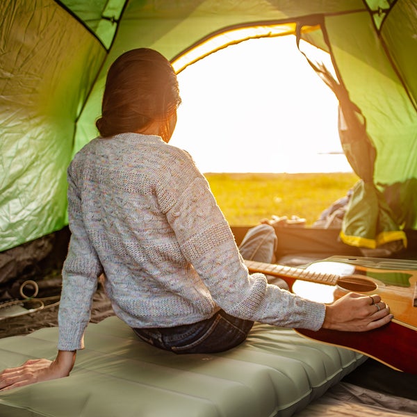 Outsunny Camping Isomatte, Luftmatratze, wasserabweisend Luftbett mit Fußpumpe, Schlafmatte mit Tragetasche für Camping, bis 80 kg belastbar, Grün