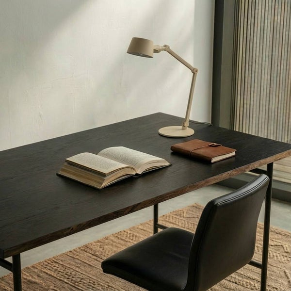 Schreibtisch mit Lampe, Buch und Notizbuch für ein Arbeitszimmer