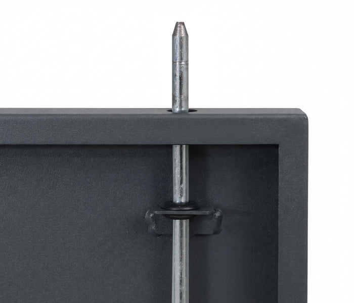 Silberner Metall-Türgriff mit integriertem Schloss und Schlüssel an einer Metalltür.