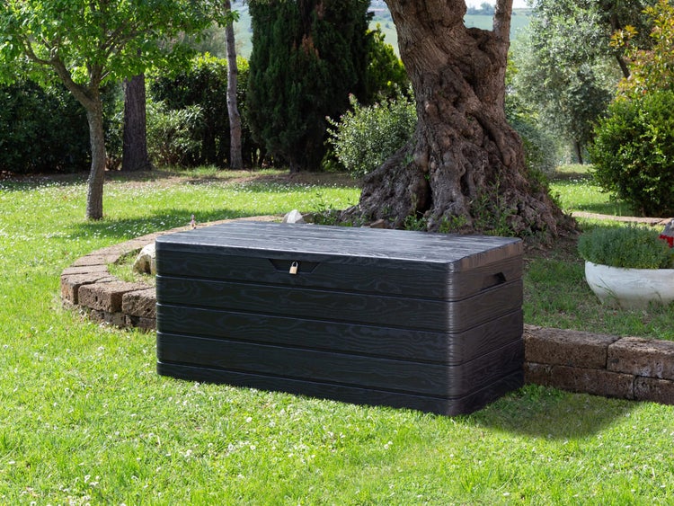 Schwarze Gartenbox aus Kunststoff im Aussenbereich