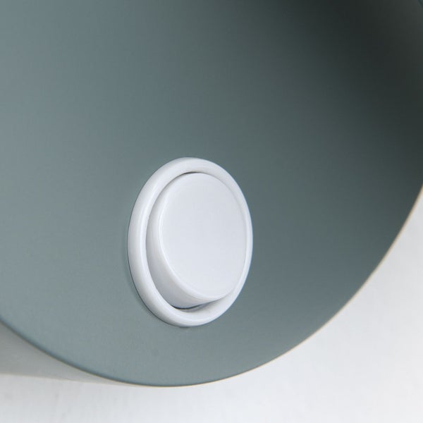 Detailansicht eines runden Schalters an einem Gerät