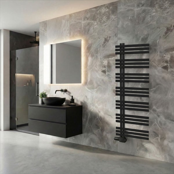 Modernes Badezimmer mit grauem Marmor, schwarzem Waschtisch, rundem Aufsatzbecken, beleuchtetem Spiegel und schwarzem Design-Heizkörper.
