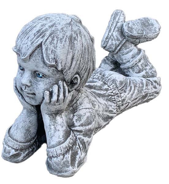 Gartenfigur in Form eines liegenden Jungen aus wetterfestem Material zur Dekoration.