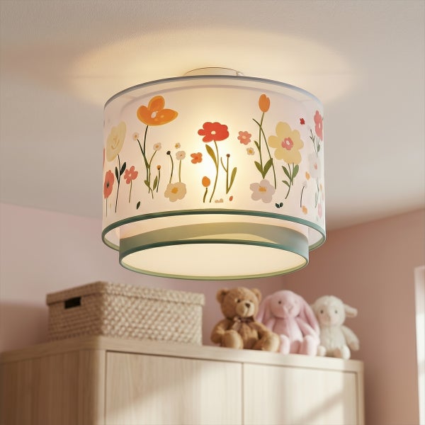 Runde, zweistufige Deckenleuchte fürs Kinderzimmer mit Blumenmuster auf Stoffschirm in einem hellen, organisierten Raum mit Stofftieren.