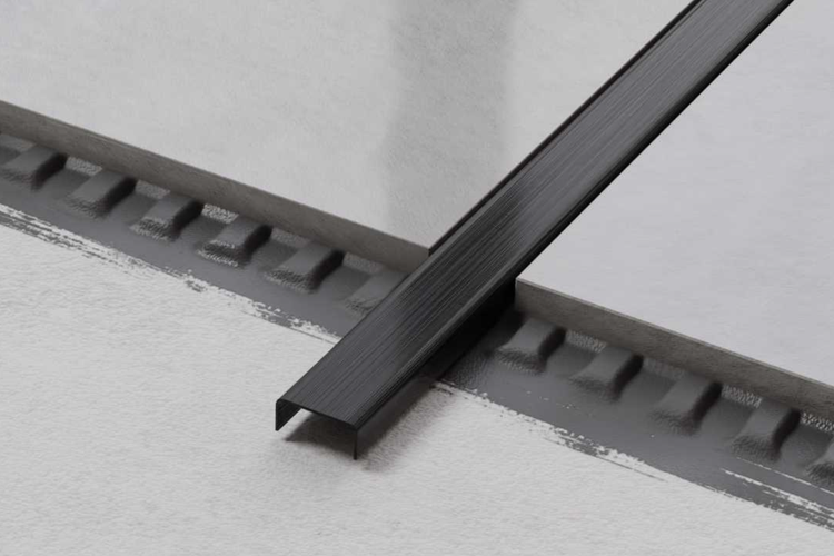 Detailaufnahme einer Metallschiene zur Fliesenverlegung.